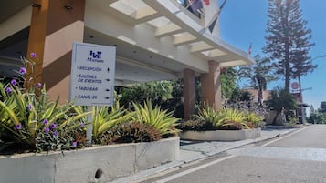 Vista frontal de la propiedad