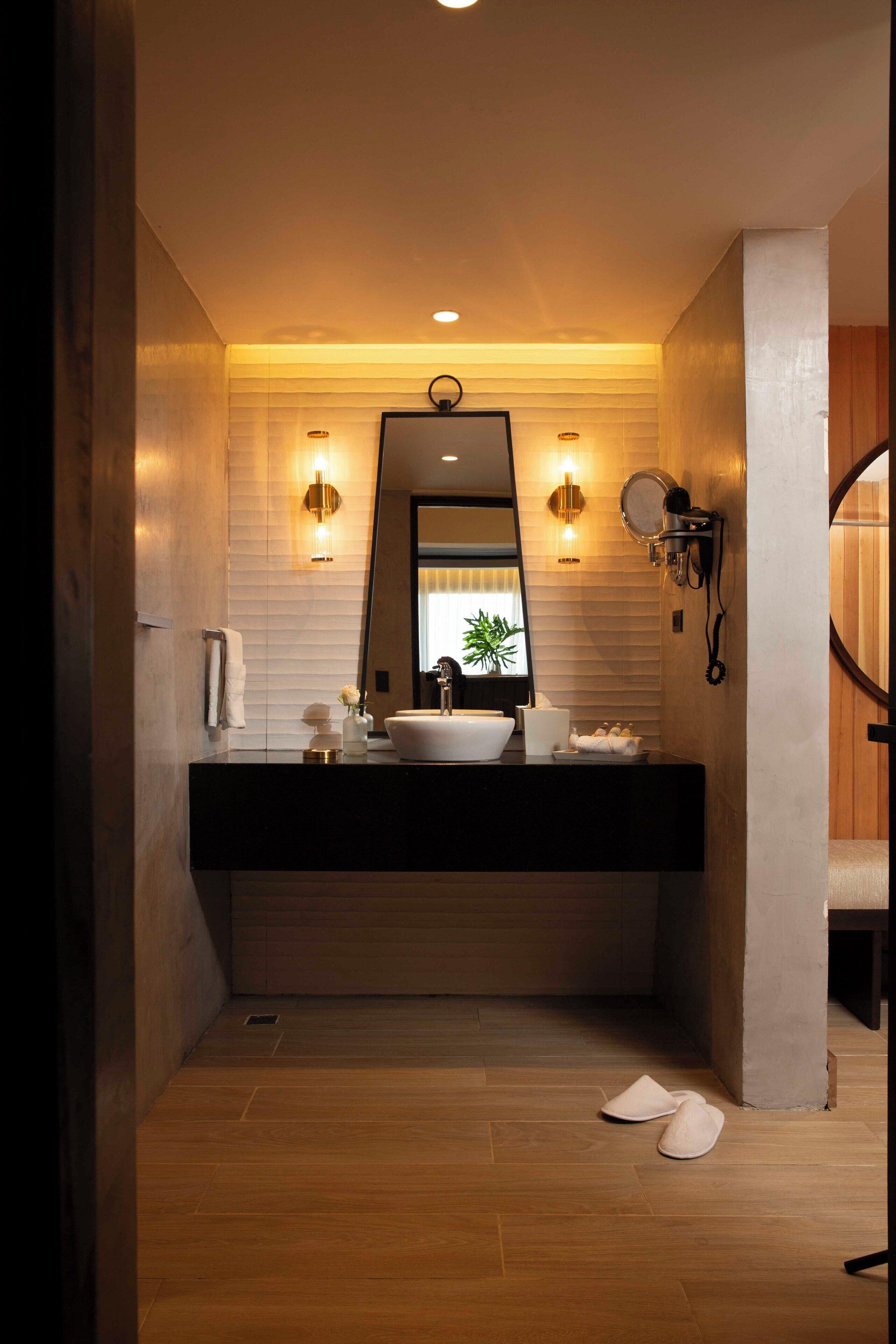 suite | bathroom | shower, free toiletries, hair dryer, towels