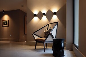 Suite | 起居区 | 40-英寸智能电视 （配备有线频道）、电视