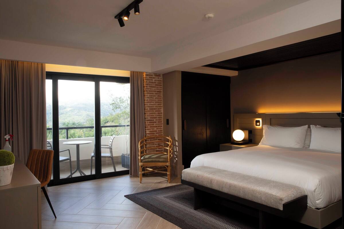 1 bedroom, frette italian sheets, premium bedding, down duvets