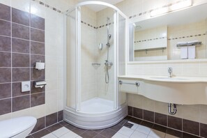 Free toiletries, hair dryer, slippers, towels - Hotel Bellevue (Maribor)