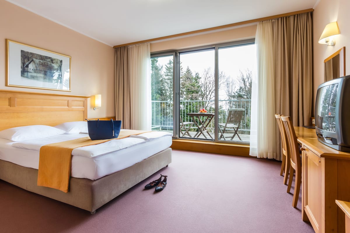 Hypo-allergenic bedding, minibar, in-room safe, desk