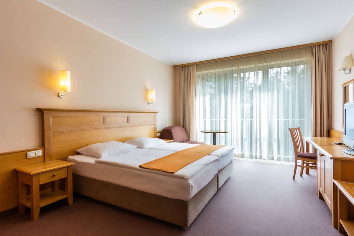 Hypo-allergenic bedding, minibar, in-room safe, desk
