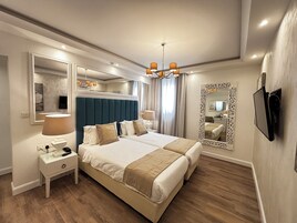 Camera con letto matrimoniale o 2 letti singoli | Minibar, cassaforte in camera, con stile personalizzato, una scrivania