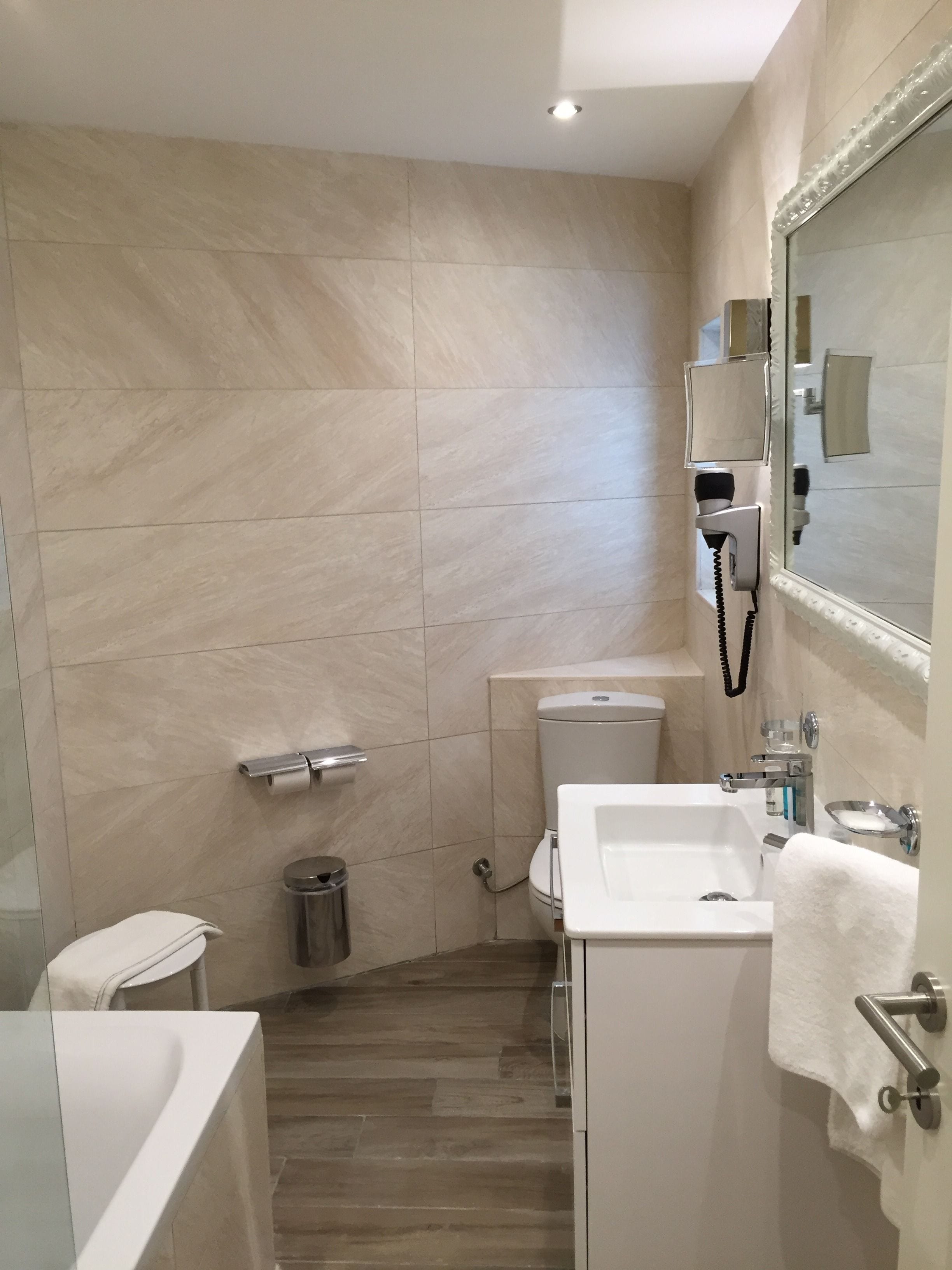 rainfall showerhead, free toiletries, hair dryer, towels