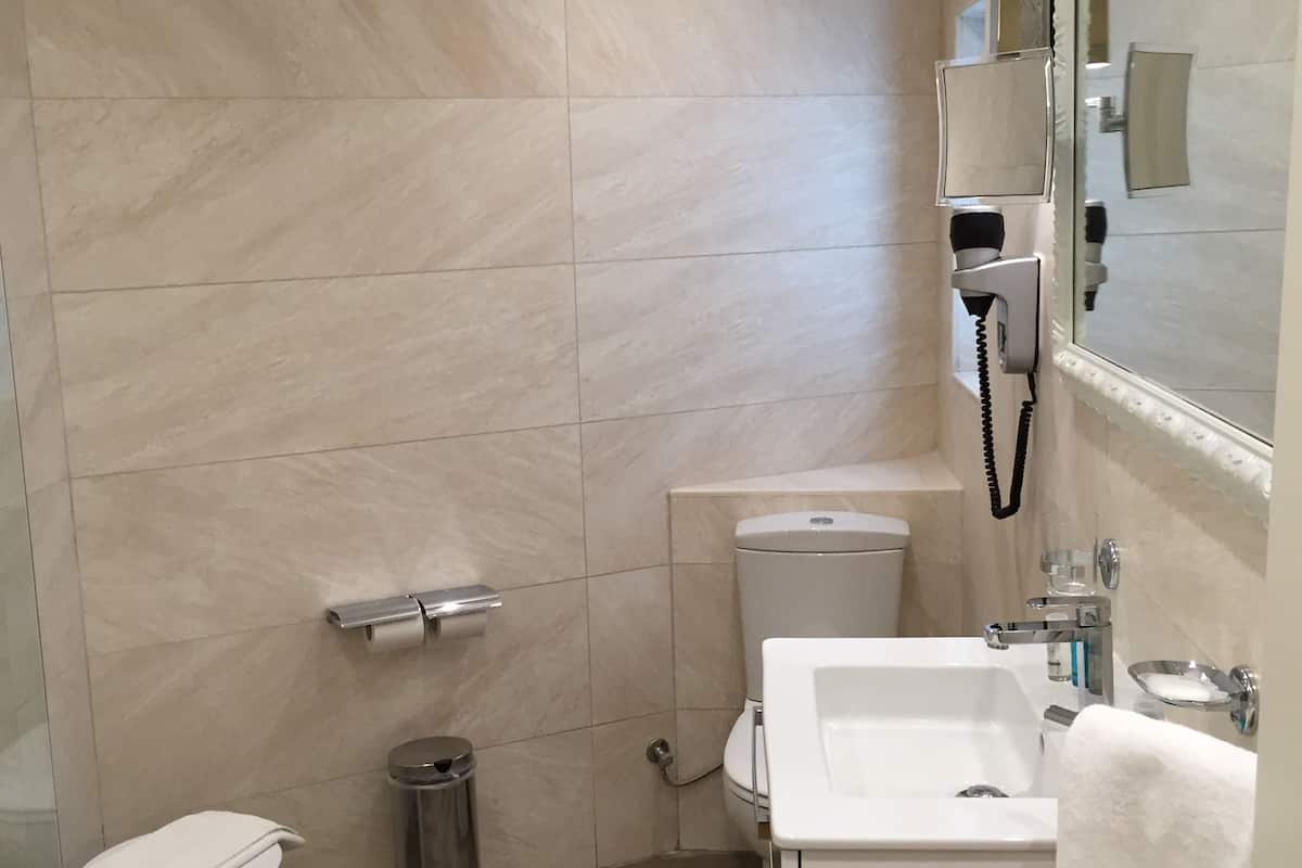 rainfall showerhead, free toiletries, hair dryer, towels