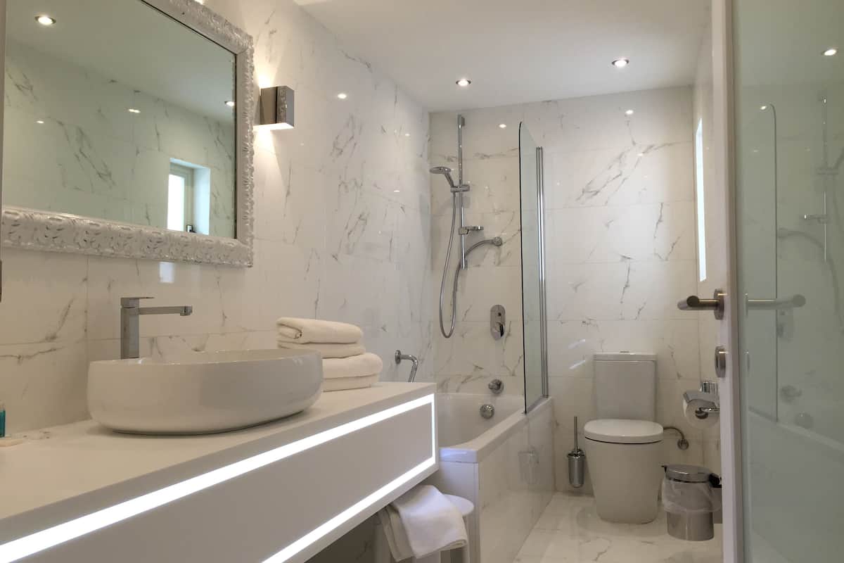 double room single use | minibar, in-room safe, individually decorated, desk