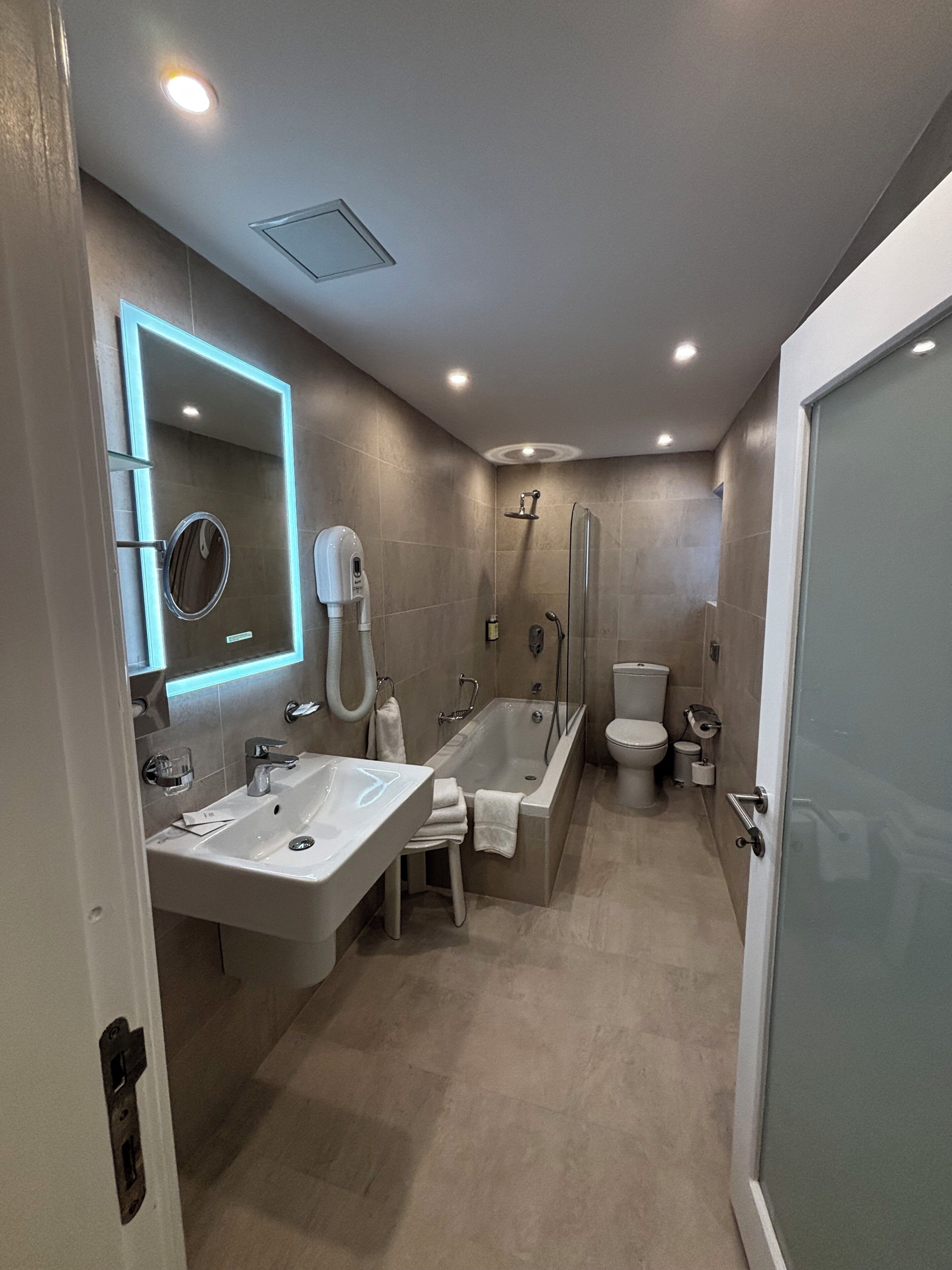 Un baño moderno con bañera, inodoro y lavamanos.