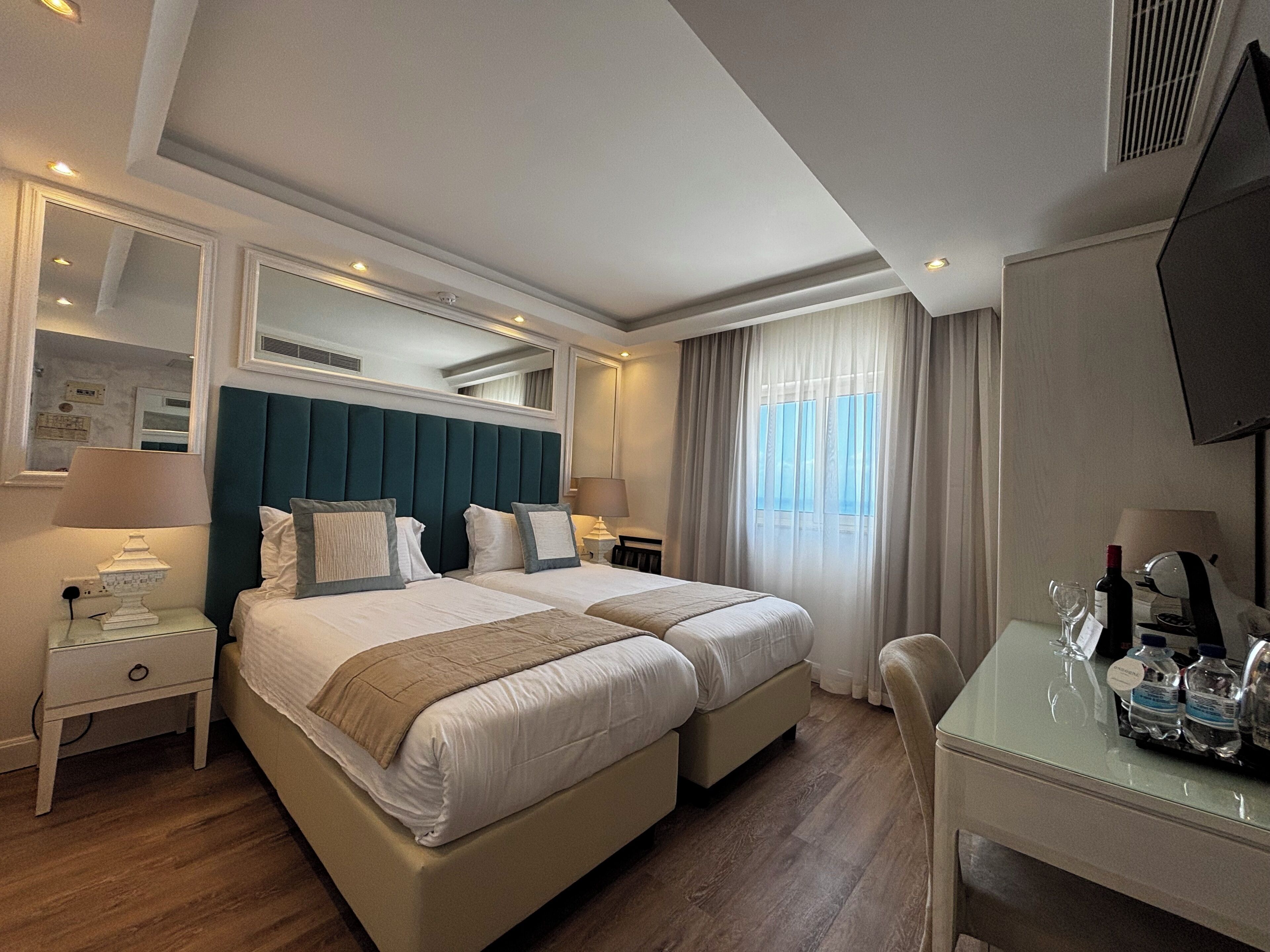 슈피리어룸, 바다 전망 | 미니바, 객실 내 금고, 각각 다른 스타일의 인테리어, 책상