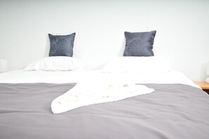 Standard-Zweibettzimmer, 2 Einzelbetten | Schreibtisch, Zustellbetten, kostenloses WLAN