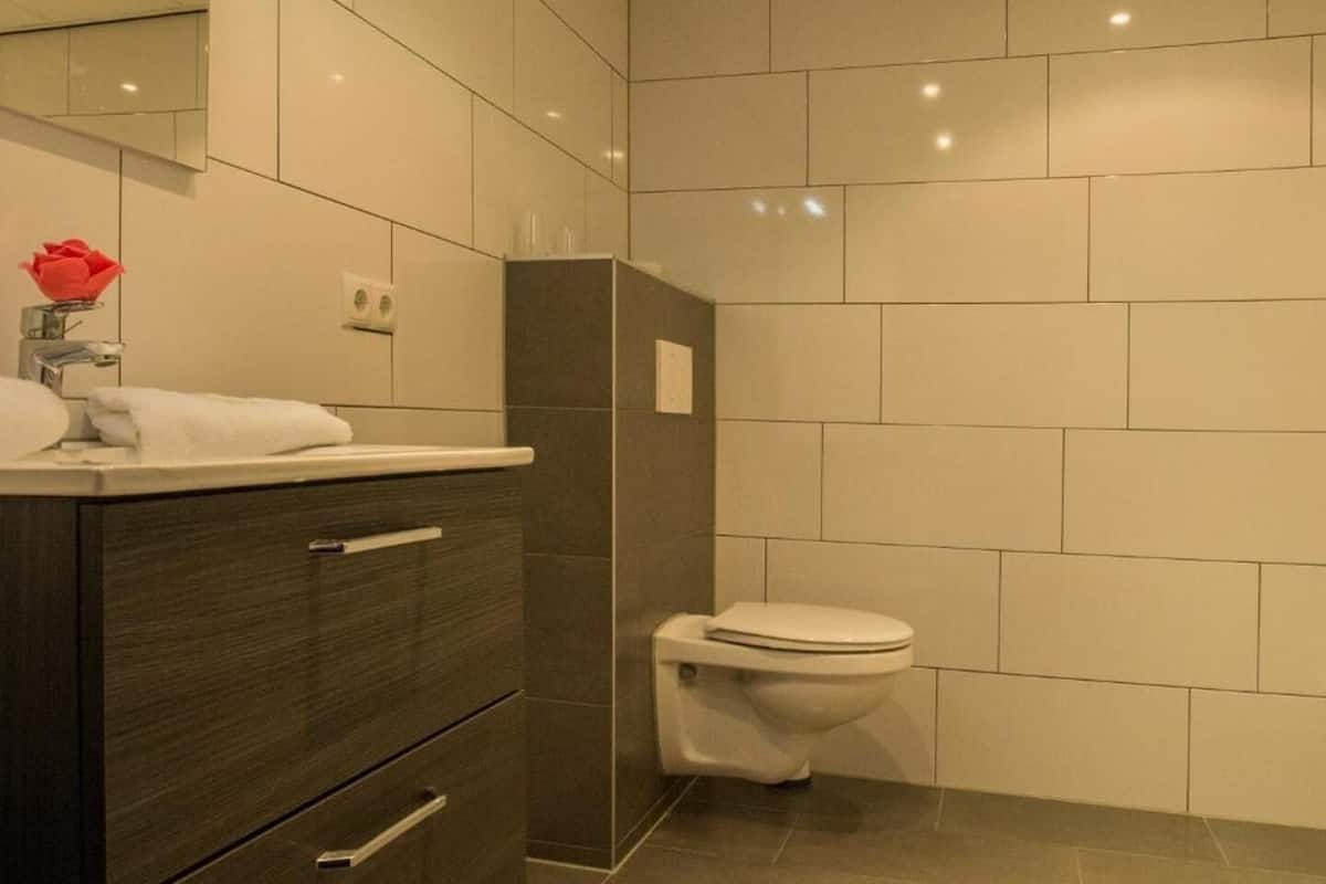 free toiletries, towels