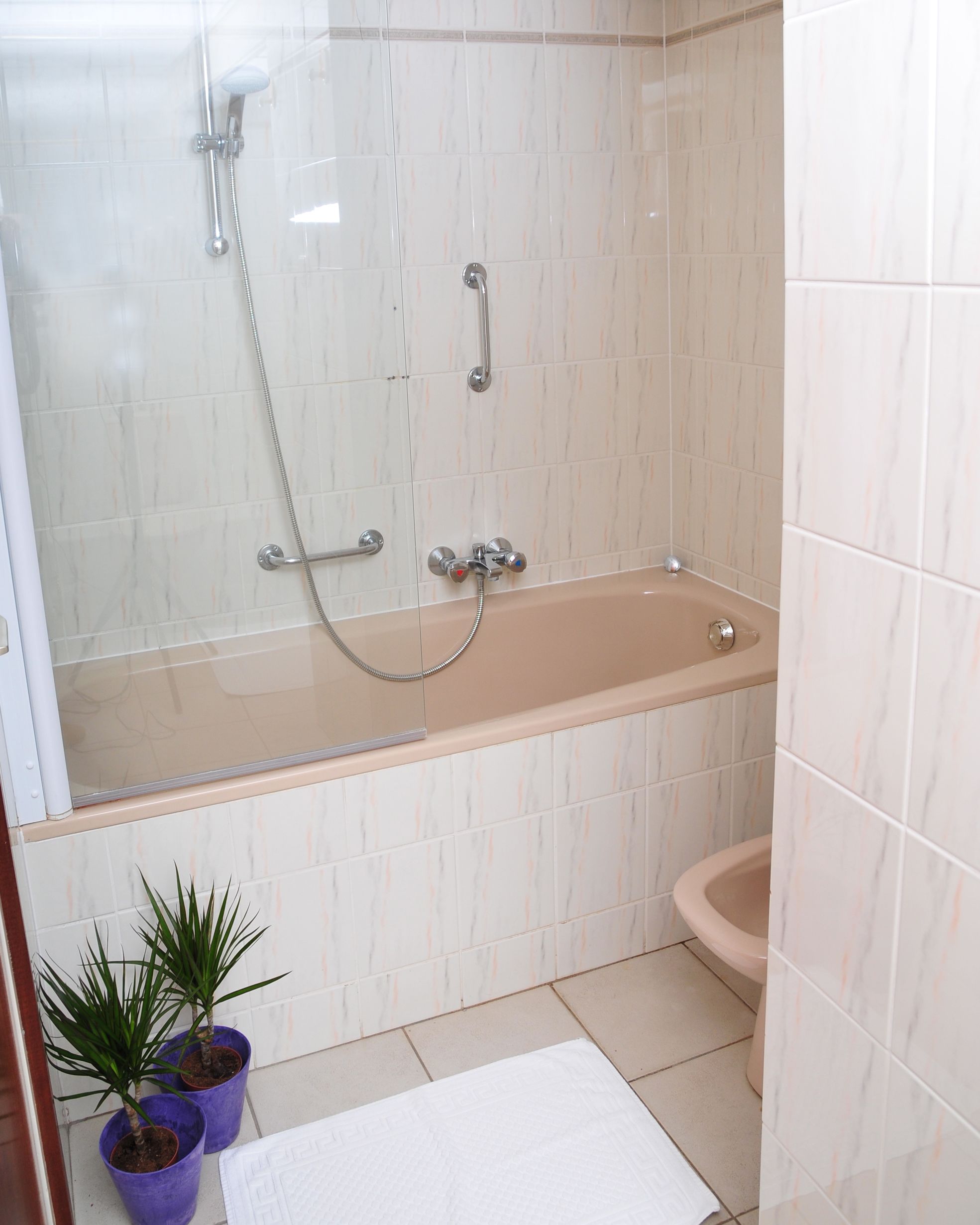 standard twin room, 2 single beds | bathroom | free toiletries, towels