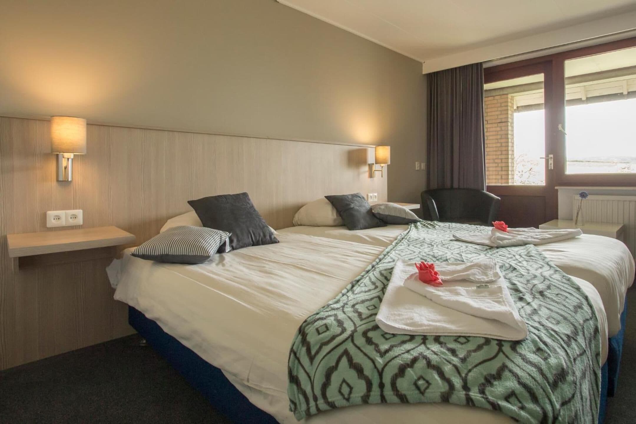 desk, rollaway beds, free wifi