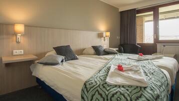 Desk, rollaway beds, free WiFi