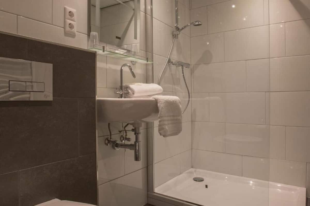 free toiletries, towels