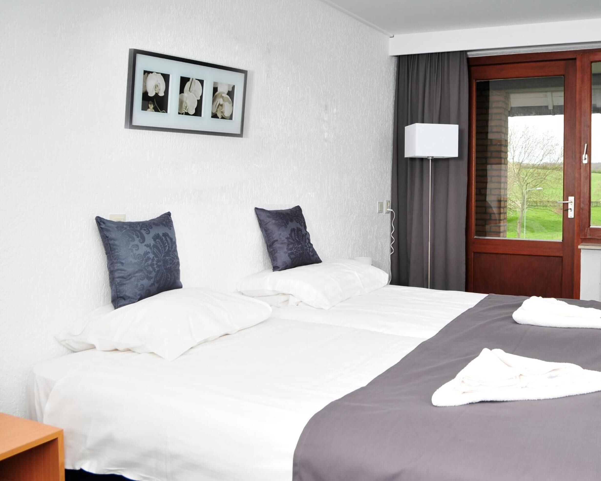 desk, rollaway beds, free wifi