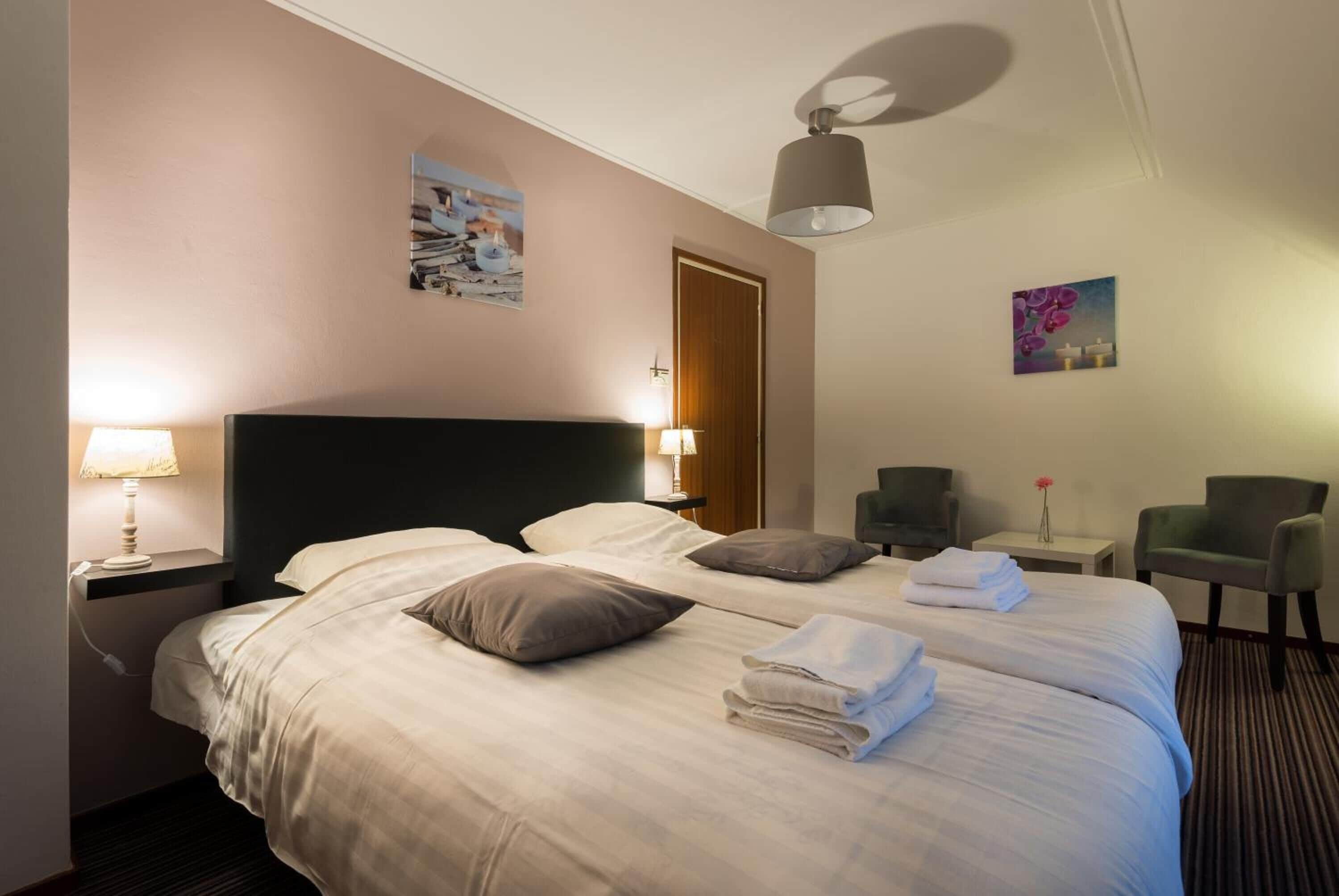 desk, rollaway beds, free wifi