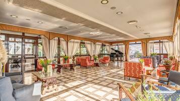 Coin salon dans le hall