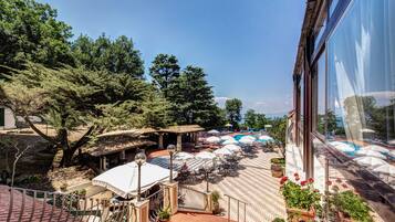 Lokale KĂŒche, Blick auf den Pool