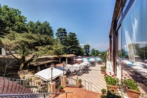 Cocina local con vista a la alberca