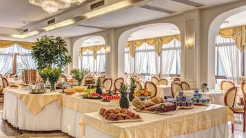 Petit déjeuner buffet compris