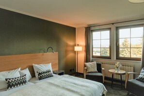 Luxe beddengoed, een minibar, een bureau, een laptopwerkplek