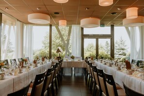 Serveert lunch en diner, regionale gerechten