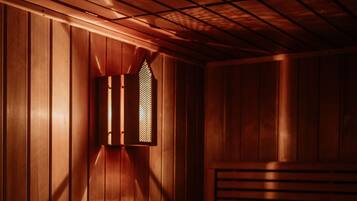 Eine Sauna mit Holzwänden und -bänken.
