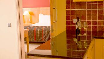 Combined shower/tub, free toiletries, hair dryer, towels