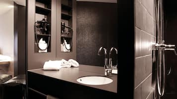 Double Room | Bathroom amenities | Towels