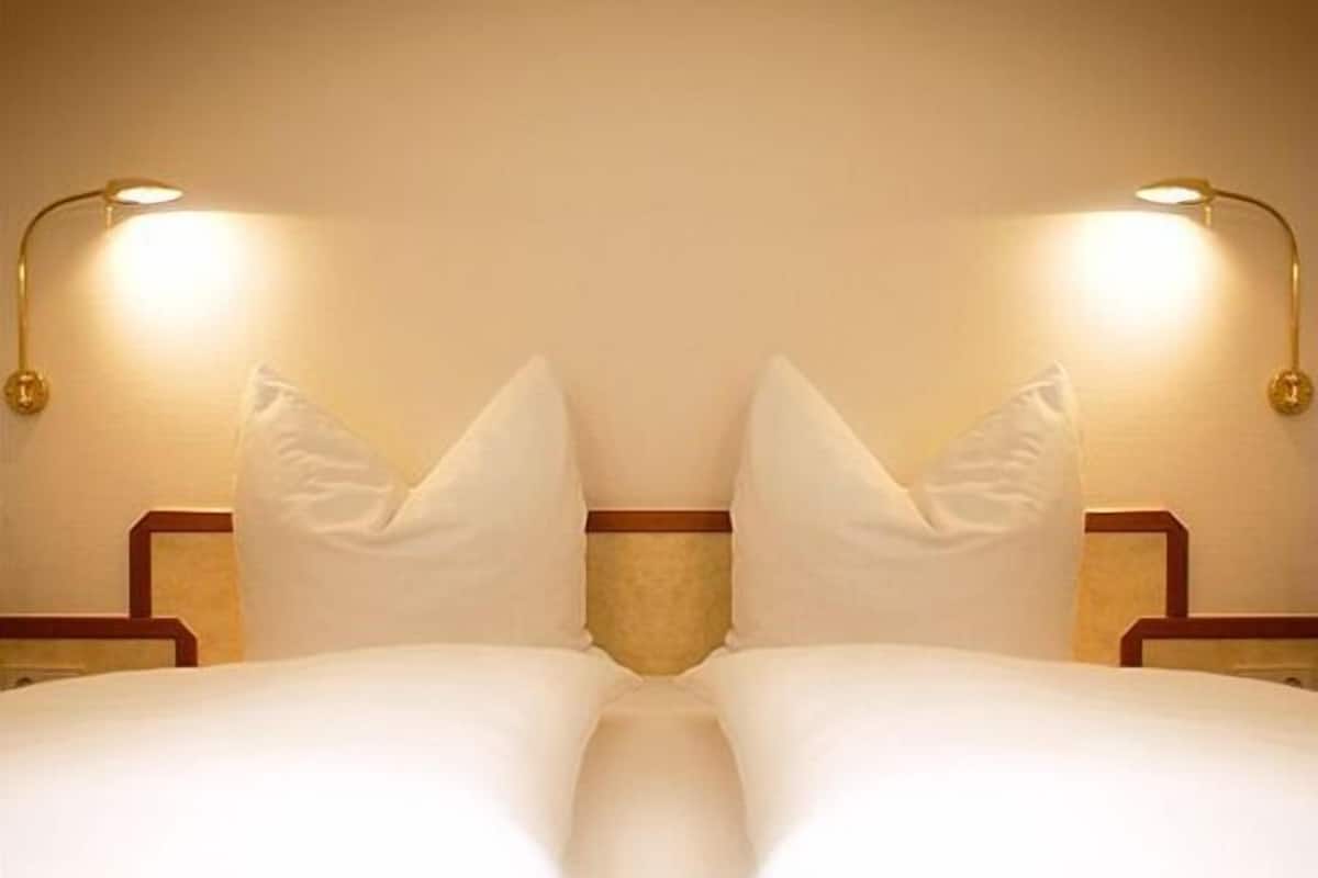 Minibar, desk, soundproofing, WiFi (free)