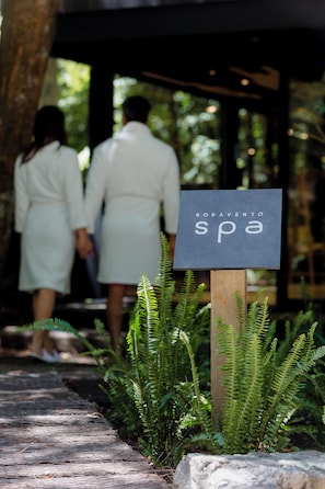 Salas de tratamiento para parejas, un sauna, baño turco