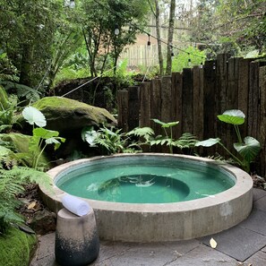 Couples treatment rooms, body treatments, hot stone massages