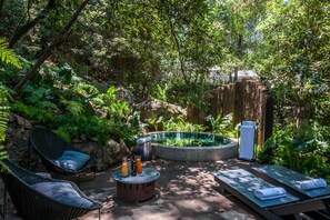 Couples treatment rooms, body treatments, hot stone massages