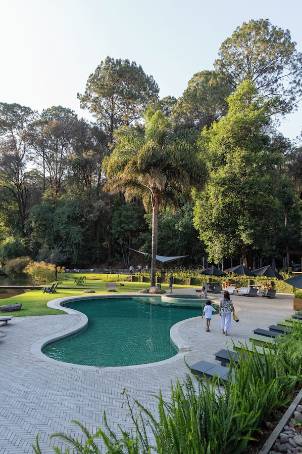 3 piscinas al aire libre, sombrillas, sillones reclinables de piscina