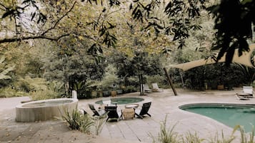 Couples treatment rooms, body treatments, hot stone massages