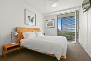 Premium bedding, individually decorated, iron/ironing board, free WiFi - Cairns Private Apartments (Cairns)
