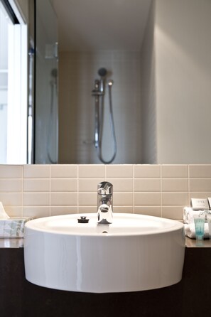 Double or Twin Room, Harbour View | Bathroom sink - Cairns Private Apartments (Cairns)