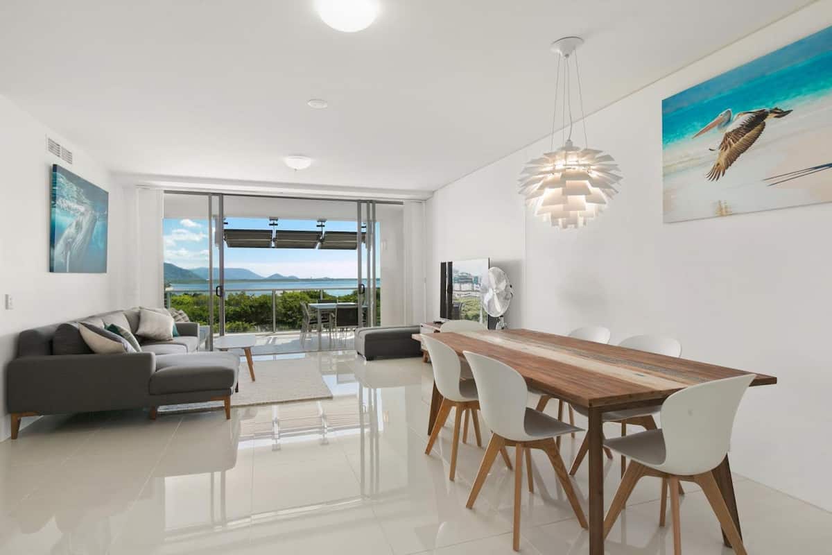 2 Bedroom Premium Apartment Harbor View | Premium bedding, iron/ironing board, WiFi (free), individually decorated