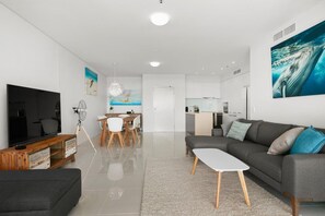 Premium bedding, individually decorated, iron/ironing board, free WiFi - Cairns Private Apartments (Cairns)
