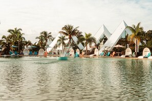 Lake - Pyramids in Florida (Fort Myers)
