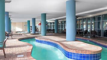 2 piscinas techadas, una piscina al aire libre
