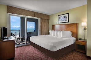 Oceanfront Two Bedroom Condo F | Cofres nos quartos, cortinas blackout, ferros/tábuas de passar roupa