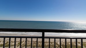Vista al mar desde un balcón con barandilla.