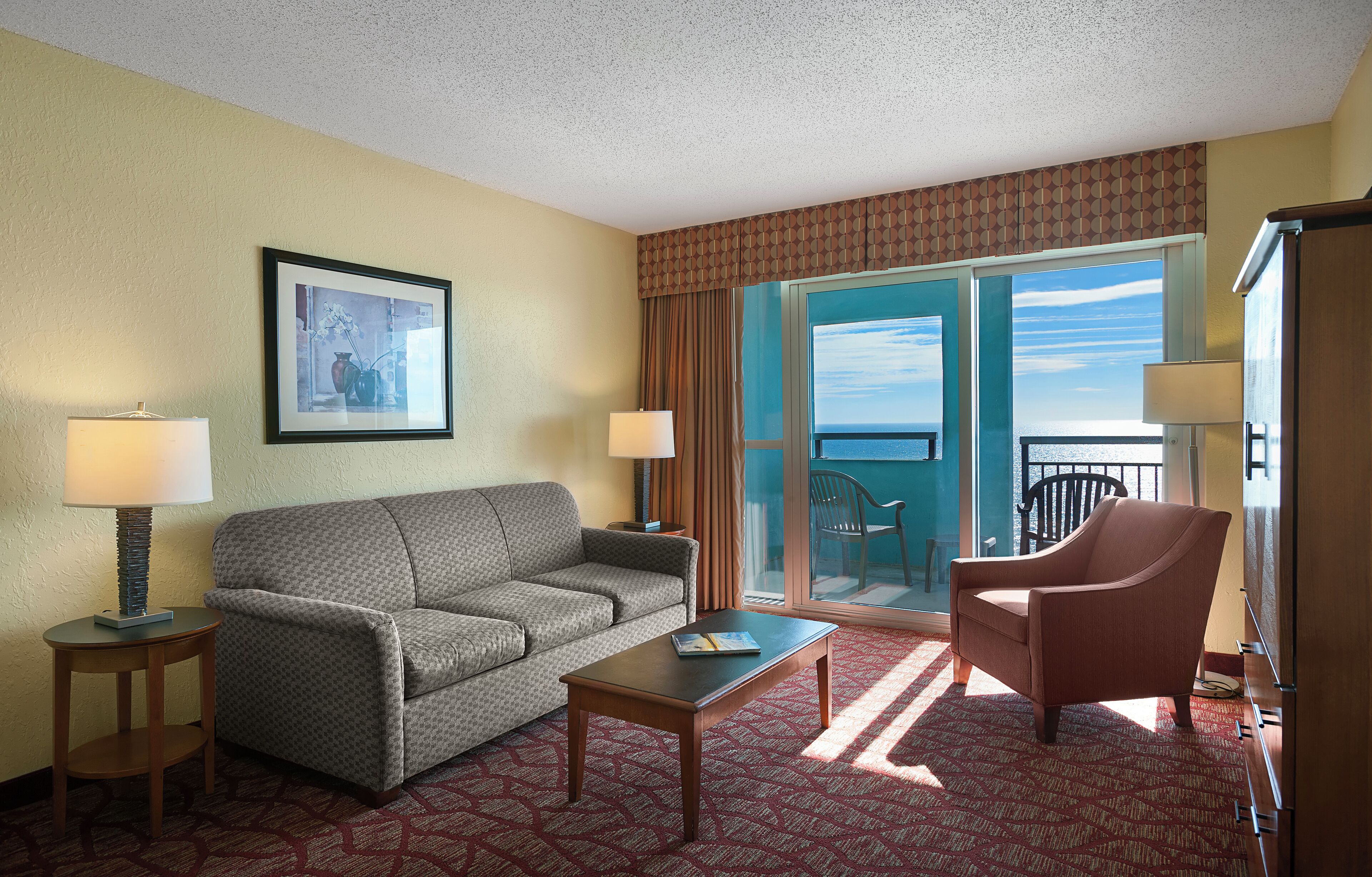 Oceanfront Two Bedroom Condo F | Vardagsrum | Platt-tv och dvd-spelare