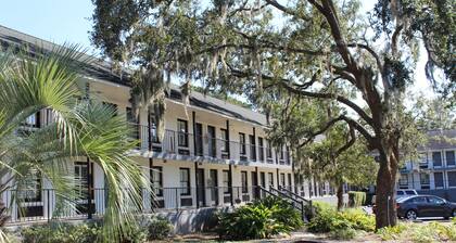 Creekside Lands Inn