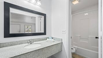 Ensemble douche/baignoire, sĂšche-cheveux, serviettes fournies