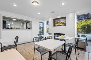 Free daily continental breakfast - Charleston Creekside Inn (Charleston)