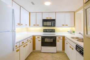 Appartamento, 2 camere da letto, di fronte alla spiaggia | Cucina privata | Frigorifero, microonde, piano cottura, lavastoviglie