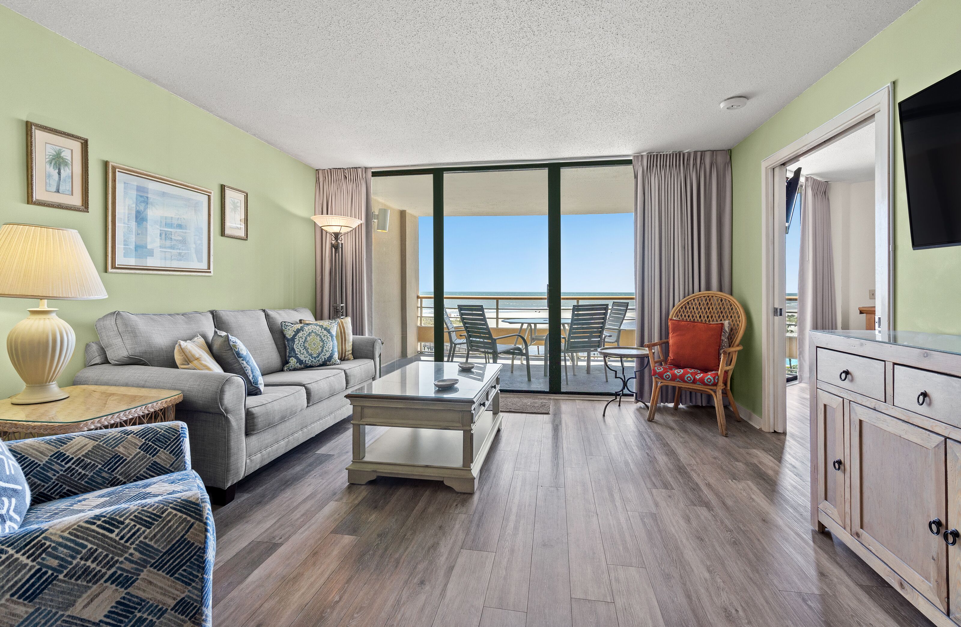 Apartamento, 2 habitaciones, frente a la playa | Zona de estar | Una televisión